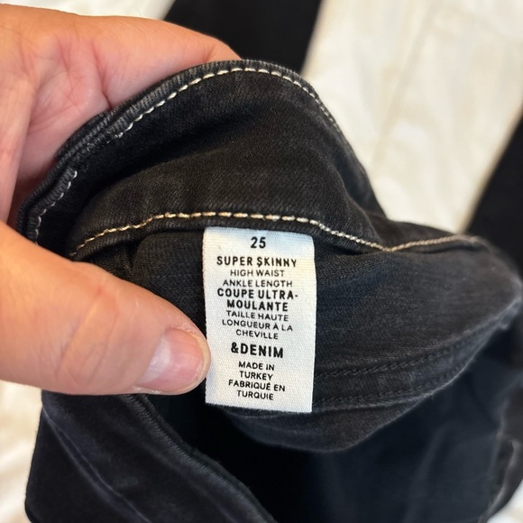 Sleek Black Skinny Jeans with Quality Denim - Picture 6 of 9